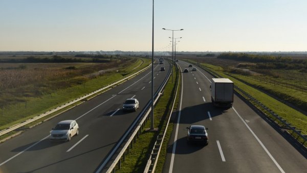 ТАКСИСТА ПРЕВОЗИО МИГРАНТЕ КРОЗ СРБИЈУ ЗА 60 ЕВРА ПО ОСОБИ: Одређен притвор због сумње у кријумчарење људи ТАКСИСТА ПРЕВОЗИО МИГРАНТЕ КРОЗ СРБИЈУ ЗА 60 ЕВРА ПО ОСОБИ: Одређен притвор због сумње у кријумчарење људи