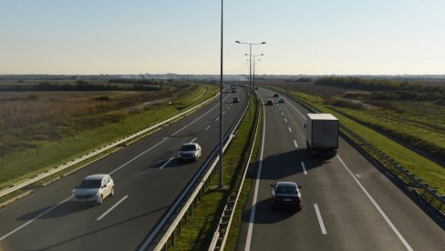 TAKSISTA PREVOZIO MIGRANTE KROZ SRBIJU ZA 60 EVRA PO OSOBI: Određen pritvor zbog sumnje u krijumčarenje ljudi TAKSISTA PREVOZIO MIGRANTE KROZ SRBIJU ZA 60 EVRA PO OSOBI: Određen pritvor zbog sumnje u krijumčarenje ljudi
