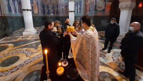 СРЕЋНО СВИМ СВЕЧАРИМА И КАРАЂОРЂЕВИЋИМА, ГДЕ ГОД БИЛИ: Принц Филип са породицом прославио Крсну Славу на Опленцу (ФОТО) СРЕЋНО СВИМ СВЕЧАРИМА И КАРАЂОРЂЕВИЋИМА, ГДЕ ГОД БИЛИ: Принц Филип са породицом прославио Крсну Славу на Опленцу (ФОТО)