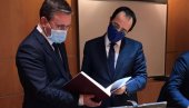 ЗАКОНИК НА ДАР: Селаковић са посебном пажњом бирао поклон за Христодулидиса ЗАКОНИК НА ДАР: Селаковић са посебном пажњом бирао поклон за Христодулидиса