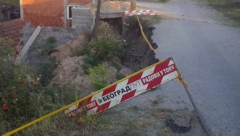 ПУТ ПАО У АМБИС, ЋАТЕ СЕ ПРЕПИРУ: Житељи Ледина пет година моле за санацију, Општина ће поправити улицу само ако Град додели паре ПУТ ПАО У АМБИС, ЋАТЕ СЕ ПРЕПИРУ: Житељи Ледина пет година моле за санацију, Општина ће поправити улицу само ако Град додели паре