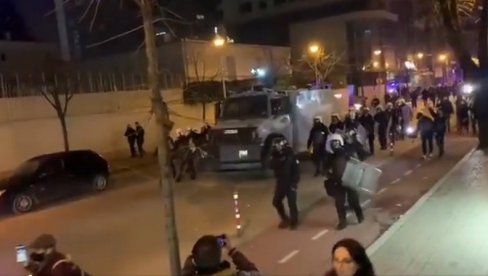 KAMENICE, SUZAVCI, VODENI TOPOVI I NOVA HAPŠENJA: Nastavljeni protesti u Tirani, demonstranti traže pravdu zbog ubistva mladića(FOTO+VIDEO) KAMENICE, SUZAVCI, VODENI TOPOVI I NOVA HAPŠENJA: Nastavljeni protesti u Tirani, demonstranti traže pravdu zbog ubistva mladića(FOTO+VIDEO)