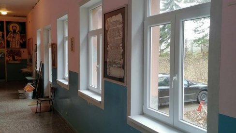 ŠKOLA U LOMNICI DOBILA NOVU STOLARIJU: Građani iz inostranstva sakupili 820.000 dinara ŠKOLA U LOMNICI DOBILA NOVU STOLARIJU: Građani iz inostranstva sakupili 820.000 dinara
