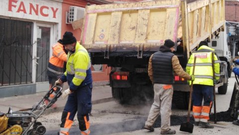 КРПЉЕЊЕ УДАРНИХ РУПА: У Јагодини се користи сваки леп дан за рад КРПЉЕЊЕ УДАРНИХ РУПА: У Јагодини се користи сваки леп дан за рад