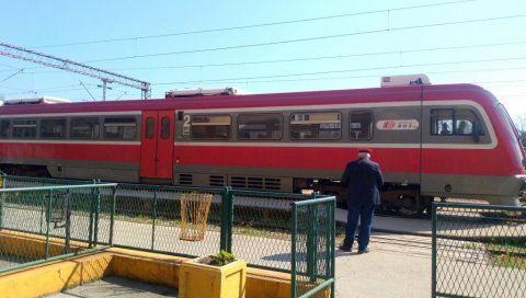 АКО ВОЗ КАСНИ, ПУТНИКУ СЕ ВРАЋА НОВАЦ: Усвојен предлог о измени Закона о железничком саобраћају АКО ВОЗ КАСНИ, ПУТНИКУ СЕ ВРАЋА НОВАЦ: Усвојен предлог о измени Закона о железничком саобраћају