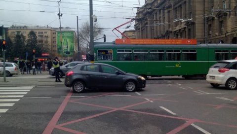 ГУЖВА У ЦЕНТРУ БЕОГРАДА: Трамвај се покварио и направио хаос! (ФОТО) ГУЖВА У ЦЕНТРУ БЕОГРАДА: Трамвај се покварио и направио хаос! (ФОТО)
