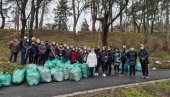 УРЕЂЕН ПАРК ДЕВЕТ ЈУГОВИЋА: У акцији чишћења парка и административни радници УРЕЂЕН ПАРК ДЕВЕТ ЈУГОВИЋА: У акцији чишћења парка и административни радници