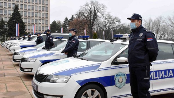ПОЛИЦИЈА ДОБИЛА 15 ВОЗИЛА ОПРЕМЉЕНИХ САВРЕМЕНОМ ИНФОРМАЦИОНОМ ОПРЕМОМ: Ово ће додатно олакшати посао у борби против криминала (ФОТО) ПОЛИЦИЈА ДОБИЛА 15 ВОЗИЛА ОПРЕМЉЕНИХ САВРЕМЕНОМ ИНФОРМАЦИОНОМ ОПРЕМОМ: Ово ће додатно олакшати посао у борби против криминала (ФОТО)