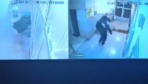 ПОГЛЕДАЈТЕ СНИМАК СА МЕСТА ЗЛОЧИНА У НОВОМ САДУ: Ухапшен осумњичени за покушај убиства! (ВИДЕО) ПОГЛЕДАЈТЕ СНИМАК СА МЕСТА ЗЛОЧИНА У НОВОМ САДУ: Ухапшен осумњичени за покушај убиства! (ВИДЕО)
