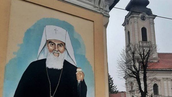 МУРАЛ И У ВРШЦУ: Портрет патријарха Иринеја освануо на згради МЗ Жива Јовановић МУРАЛ И У ВРШЦУ: Портрет патријарха Иринеја освануо на згради МЗ Жива Јовановић