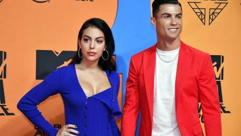 JELKA? KAKVA JELKA? Ronaldova verenica se slikala pored okićene jelke, drvo niko nije ni primetio JELKA? KAKVA JELKA? Ronaldova verenica se slikala pored okićene jelke, drvo niko nije ni primetio