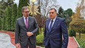 СРПСКИ НАРОД ЋЕ ИЗДРЖАТИ СВЕ ПРИТИСКЕ Вучић: Прекинути претње о укидању РС СРПСКИ НАРОД ЋЕ ИЗДРЖАТИ СВЕ ПРИТИСКЕ Вучић: Прекинути претње о укидању РС