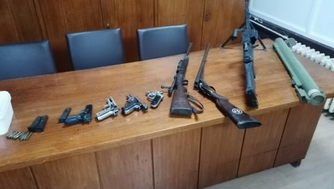 АРСЕНАЛ ЗАКОПАО У ЗЕМЉУ: Полиција ухапсила осумњиченог шездесетогодишњег краљевчанина АРСЕНАЛ ЗАКОПАО У ЗЕМЉУ: Полиција ухапсила осумњиченог шездесетогодишњег краљевчанина