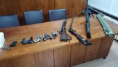 АРСЕНАЛ ЗАКОПАО У ЗЕМЉУ: Полиција ухапсила осумњиченог шездесетогодишњег краљевчанина АРСЕНАЛ ЗАКОПАО У ЗЕМЉУ: Полиција ухапсила осумњиченог шездесетогодишњег краљевчанина