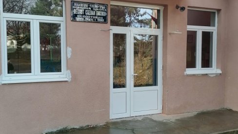 DIJASPORA OBNOVILA OSMOLETKU: Iz inostranstva finansirali zamenu dotrajale stolarije DIJASPORA OBNOVILA OSMOLETKU: Iz inostranstva finansirali zamenu dotrajale stolarije