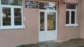 ДИЈАСПОРА ОБНОВИЛА ОСМОЛЕТКУ: Из иностранства финансирали замену дотрајале столарије ДИЈАСПОРА ОБНОВИЛА ОСМОЛЕТКУ: Из иностранства финансирали замену дотрајале столарије