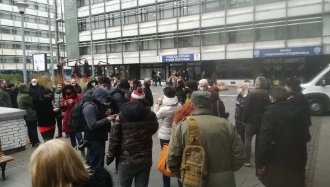 ПОЧИЊЕ ЈАВНА РАСПРАВА ПЛАНА УРЕЂЕЊА МАКИШКОГ ПОЉА: Грађани се окупили испред градске управе у знак протеста ПОЧИЊЕ ЈАВНА РАСПРАВА ПЛАНА УРЕЂЕЊА МАКИШКОГ ПОЉА: Грађани се окупили испред градске управе у знак протеста