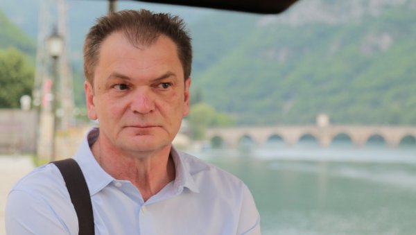 ЧУВАЈТЕ СЕ! Уста пуна земље Бранимира Шћепановића ће вас подсетити како човек уистину није далеко одмакао мада све убрзаније напредује ЧУВАЈТЕ СЕ! Уста пуна земље Бранимира Шћепановића ће вас подсетити како човек уистину није далеко одмакао мада све убрзаније напредује
