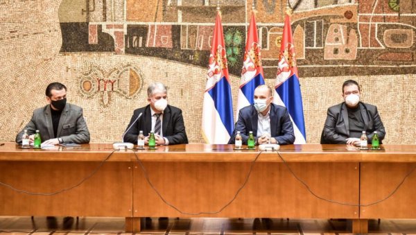 ЛОНЧАР СА САНИТАРНИМ ИНСПЕКТОРИМА: Живимо у времену велике епидемије, које се дешавају једном у 100 година ЛОНЧАР СА САНИТАРНИМ ИНСПЕКТОРИМА: Живимо у времену велике епидемије, које се дешавају једном у 100 година