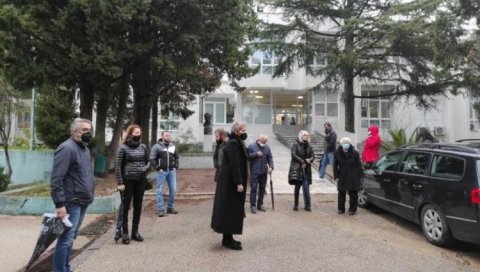 ПОРОДИЦЕ ПРЕМИНУЛИХ ОД КОРОНЕ ТРАЖЕ ИСТРАГУ: Сумњају да постоје пропусти, захтевају смену менаџмента болнице ПОРОДИЦЕ ПРЕМИНУЛИХ ОД КОРОНЕ ТРАЖЕ ИСТРАГУ: Сумњају да постоје пропусти, захтевају смену менаџмента болнице