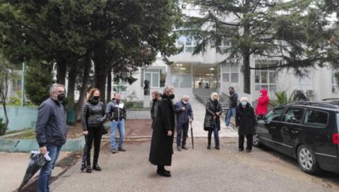 ПОРОДИЦЕ ПРЕМИНУЛИХ ОД КОРОНЕ ТРАЖЕ ИСТРАГУ: Сумњају да постоје пропусти, захтевају смену менаџмента болнице ПОРОДИЦЕ ПРЕМИНУЛИХ ОД КОРОНЕ ТРАЖЕ ИСТРАГУ: Сумњају да постоје пропусти, захтевају смену менаџмента болнице