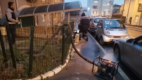 ЗГРАДА ДВА ДАНА ПОПЛАВЉЕНА, НИКО НИЈЕ НАДЛЕЖАН: Станари у насељу Војводе Влаховића се боре са водом, из свог џепа плаћају пумпе (ФОТО/ВИДЕО) ЗГРАДА ДВА ДАНА ПОПЛАВЉЕНА, НИКО НИЈЕ НАДЛЕЖАН: Станари у насељу Војводе Влаховића се боре са водом, из свог џепа плаћају пумпе (ФОТО/ВИДЕО)