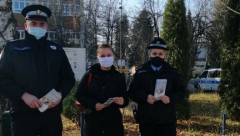 МЕСЕЦ БОРБЕ ПРОТИВ БОЛЕСТИ ЗАВИСНОСТИ: Полицајци у Источном Сарајеву деле летке прoтив дроге МЕСЕЦ БОРБЕ ПРОТИВ БОЛЕСТИ ЗАВИСНОСТИ: Полицајци у Источном Сарајеву деле летке прoтив дроге