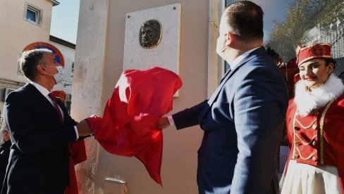 ХЕРЦЕГ МЕЂУ ГРАДОВИМА У СПОМЕН ОСНИВАЧУ И ПУТОПИОСУ: Откривене спомен плоче сећања на Зука Џумхура и краља Твртка ХЕРЦЕГ МЕЂУ ГРАДОВИМА У СПОМЕН ОСНИВАЧУ И ПУТОПИОСУ: Откривене спомен плоче сећања на Зука Џумхура и краља Твртка