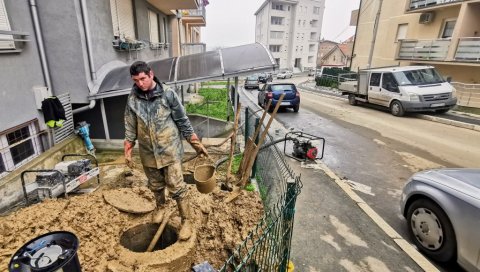 ЗГРАДА ЛЕГАЛНА, А МРЕЖА ДИВЉА: Станари у насељу Војвода Влаховић боре се са водом из напуклих цеви (ФОТО) ЗГРАДА ЛЕГАЛНА, А МРЕЖА ДИВЉА: Станари у насељу Војвода Влаховић боре се са водом из напуклих цеви (ФОТО)