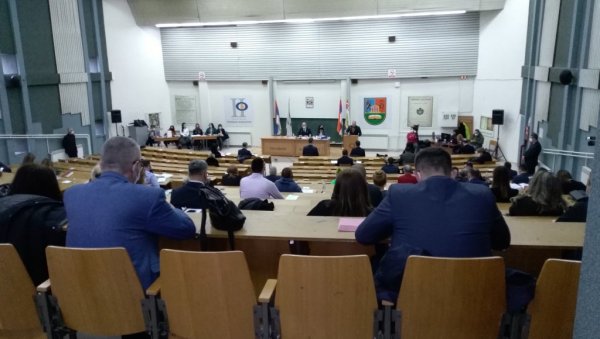 КАСА „ТЕШКА“ ВИШЕ ОД ДЕВЕТ МИЛИЈАРДИ: Усвојен буџет града Крагујевца за наредну годину КАСА „ТЕШКА“ ВИШЕ ОД ДЕВЕТ МИЛИЈАРДИ: Усвојен буџет града Крагујевца за наредну годину