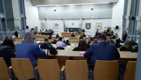 KASA „TEŠKA“ VIŠE OD DEVET MILIJARDI: Usvojen budžet grada Kragujevca za narednu godinu KASA „TEŠKA“ VIŠE OD DEVET MILIJARDI: Usvojen budžet grada Kragujevca za narednu godinu