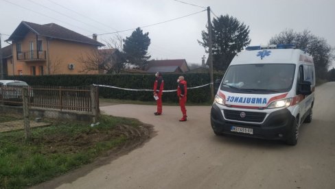 SNIMAK SA MESTA TRAGEDIJE U NOVOM SADU: Dušan usmrtio ženu, pa pokušao da se ubije u dvorištu (VIDEO) SNIMAK SA MESTA TRAGEDIJE U NOVOM SADU: Dušan usmrtio ženu, pa pokušao da se ubije u dvorištu (VIDEO)