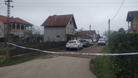 ПЛАНИРАЛИ ДА ЗАЈЕДНО ОДУ У СМРТ? Ћерка затекла Душана (83) и Душанку (85) у столицама у које су сели окренути према кући у Петроварадину ПЛАНИРАЛИ ДА ЗАЈЕДНО ОДУ У СМРТ? Ћерка затекла Душана (83) и Душанку (85) у столицама у које су сели окренути према кући у Петроварадину