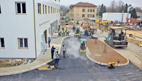СТИЖУ ПОСТЕЉЕ И АПАРАТИ, ЗА КОЈИ ДАН И ПАЦИЈЕНТИ: У војном комплексу Расина се приводе крају радови на крушевачкој ковид-болници СТИЖУ ПОСТЕЉЕ И АПАРАТИ, ЗА КОЈИ ДАН И ПАЦИЈЕНТИ: У војном комплексу Расина се приводе крају радови на крушевачкој ковид-болници
