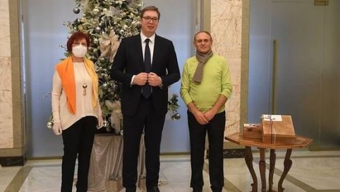 PENZIONERI SU SVOJOM ODGOVORNOŠĆU SPASILI SRBIJU: Predsednik se obratio na Instagramu - pomoć od 5 hiljada je samo mala zahvalnost (FOTO) PENZIONERI SU SVOJOM ODGOVORNOŠĆU SPASILI SRBIJU: Predsednik se obratio na Instagramu - pomoć od 5 hiljada je samo mala zahvalnost (FOTO)
