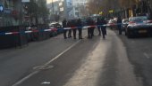 PRVE FOTOGRAFIJE SA MESTA NESREĆE: Čovek upucan na ulici prepunoj ljudi, policija traga za napadačem! (FOTO) PRVE FOTOGRAFIJE SA MESTA NESREĆE: Čovek upucan na ulici prepunoj ljudi, policija traga za napadačem! (FOTO)