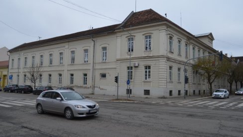 ОПРЕЗ, ПАДАЈУ ДЕЛОВИ СА ШКОЛЕ: На две осмолетке у Вршцу стоје табле са упозорењем о обрушавању фасаде ОПРЕЗ, ПАДАЈУ ДЕЛОВИ СА ШКОЛЕ: На две осмолетке у Вршцу стоје табле са упозорењем о обрушавању фасаде