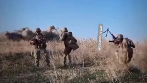 ЛУДИ СНИМАК СА РАТИШТА: Азерски војници се снимали за Тик-ток, а онда је грунула граната! (ВИДЕО) ЛУДИ СНИМАК СА РАТИШТА: Азерски војници се снимали за Тик-ток, а онда је грунула граната! (ВИДЕО)