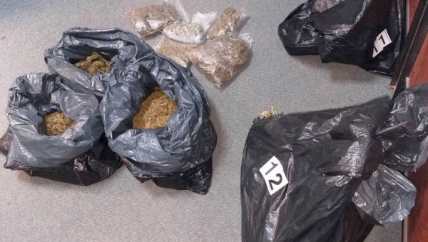 У СТАНУ У СИЛБАШУ ТРИ КИЛОГРАМА МАРИХУАНЕ: Ухапшен Београђанин (39), осумњичен за производњу и продају дроге У СТАНУ У СИЛБАШУ ТРИ КИЛОГРАМА МАРИХУАНЕ: Ухапшен Београђанин (39), осумњичен за производњу и продају дроге