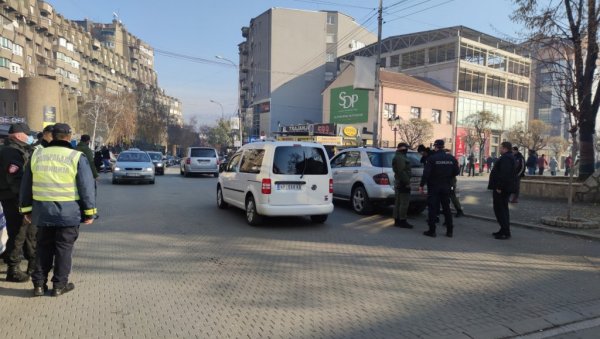 ЈЕЗИВ ПРИЗОР У ЦЕНТРУ НОВОГ ПАЗАРА: Пролазници пронашли тело мушкарца - Само је пао и остао непомичан да лежи ЈЕЗИВ ПРИЗОР У ЦЕНТРУ НОВОГ ПАЗАРА: Пролазници пронашли тело мушкарца - Само је пао и остао непомичан да лежи