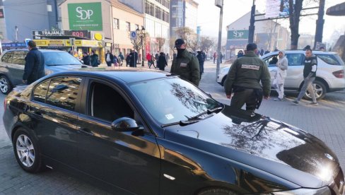 ПОЛИЦИЈА НА УЛИЦАМА НОВОГ ПАЗАРА: Претресају се аутомобили - Циљ свега је осигурати безбедност грађана ПОЛИЦИЈА НА УЛИЦАМА НОВОГ ПАЗАРА: Претресају се аутомобили - Циљ свега је осигурати безбедност грађана