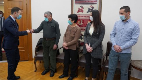NAGRADA OTIŠLA U PRAVE RUKE: Ministar Mali potpisao ugovor sa dobitnikom stana u nagradnoj igri “Uzmi račun i pobedi 2020” NAGRADA OTIŠLA U PRAVE RUKE: Ministar Mali potpisao ugovor sa dobitnikom stana u nagradnoj igri “Uzmi račun i pobedi 2020”