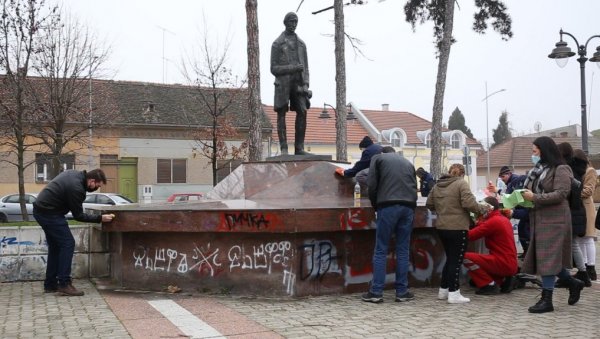 РЕАКЦИЈА МЛАДИХ ВРШЧАНА: Очистили оскрнављени споменик Јовану Стерији Поповићу РЕАКЦИЈА МЛАДИХ ВРШЧАНА: Очистили оскрнављени споменик Јовану Стерији Поповићу