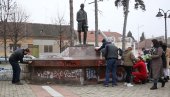 РЕАКЦИЈА МЛАДИХ ВРШЧАНА: Очистили оскрнављени споменик Јовану Стерији Поповићу РЕАКЦИЈА МЛАДИХ ВРШЧАНА: Очистили оскрнављени споменик Јовану Стерији Поповићу