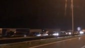 ВЕЛИКИ ЗАСТОЈ НА ГРАНИЦИ: Километарска колона на улазу у Србију из Хрватске ВЕЛИКИ ЗАСТОЈ НА ГРАНИЦИ: Километарска колона на улазу у Србију из Хрватске