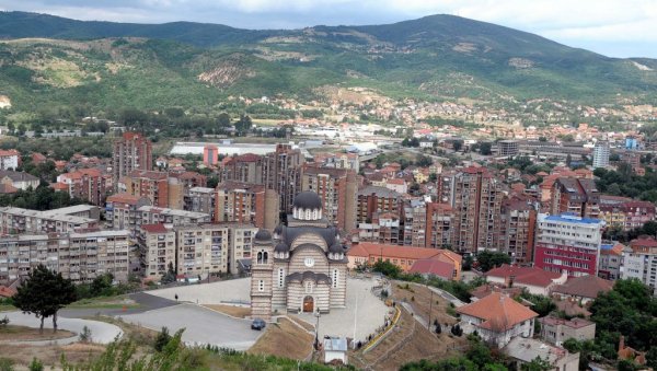 НОВА ПРОВОКАЦИЈА НА КИМ: Графит УЧК у Северној Митровици, на згради у Бошњачкој махали НОВА ПРОВОКАЦИЈА НА КИМ: Графит УЧК у Северној Митровици, на згради у Бошњачкој махали