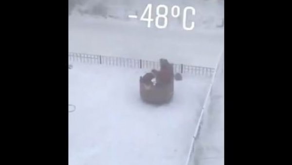 ТИПИЧНА РУСКА ДЕЦА : Пустили ђаке из школе због -48 Ц, они отишли да се играју на снегу! (ФОТО) ТИПИЧНА РУСКА ДЕЦА : Пустили ђаке из школе због -48 Ц, они отишли да се играју на снегу! (ФОТО)