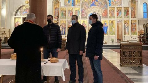 ПРЕДСЕДНИК СЛАВИ КРСНУ СЛАВУ НИКОЉДАН: Као прави домаћин са братом Андрејем и сином Данилом рано јутрос однео колач у цркву (ФОТО) ПРЕДСЕДНИК СЛАВИ КРСНУ СЛАВУ НИКОЉДАН: Као прави домаћин са братом Андрејем и сином Данилом рано јутрос однео колач у цркву (ФОТО)