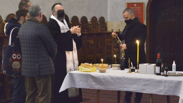 СРБИ СЛАВЕ СВЕТОГ НИКОЛУ: Народ у црквама, све је другачије него икада до сада (ФОТО) СРБИ СЛАВЕ СВЕТОГ НИКОЛУ: Народ у црквама, све је другачије него икада до сада (ФОТО)