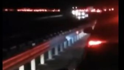 КИЛОМЕТАРСКЕ КОЛОНЕ НА ГРАНИЦАМА: Срби чекају 11 сати да уђу из дијаспоре (ВИДЕО) КИЛОМЕТАРСКЕ КОЛОНЕ НА ГРАНИЦАМА: Срби чекају 11 сати да уђу из дијаспоре (ВИДЕО)